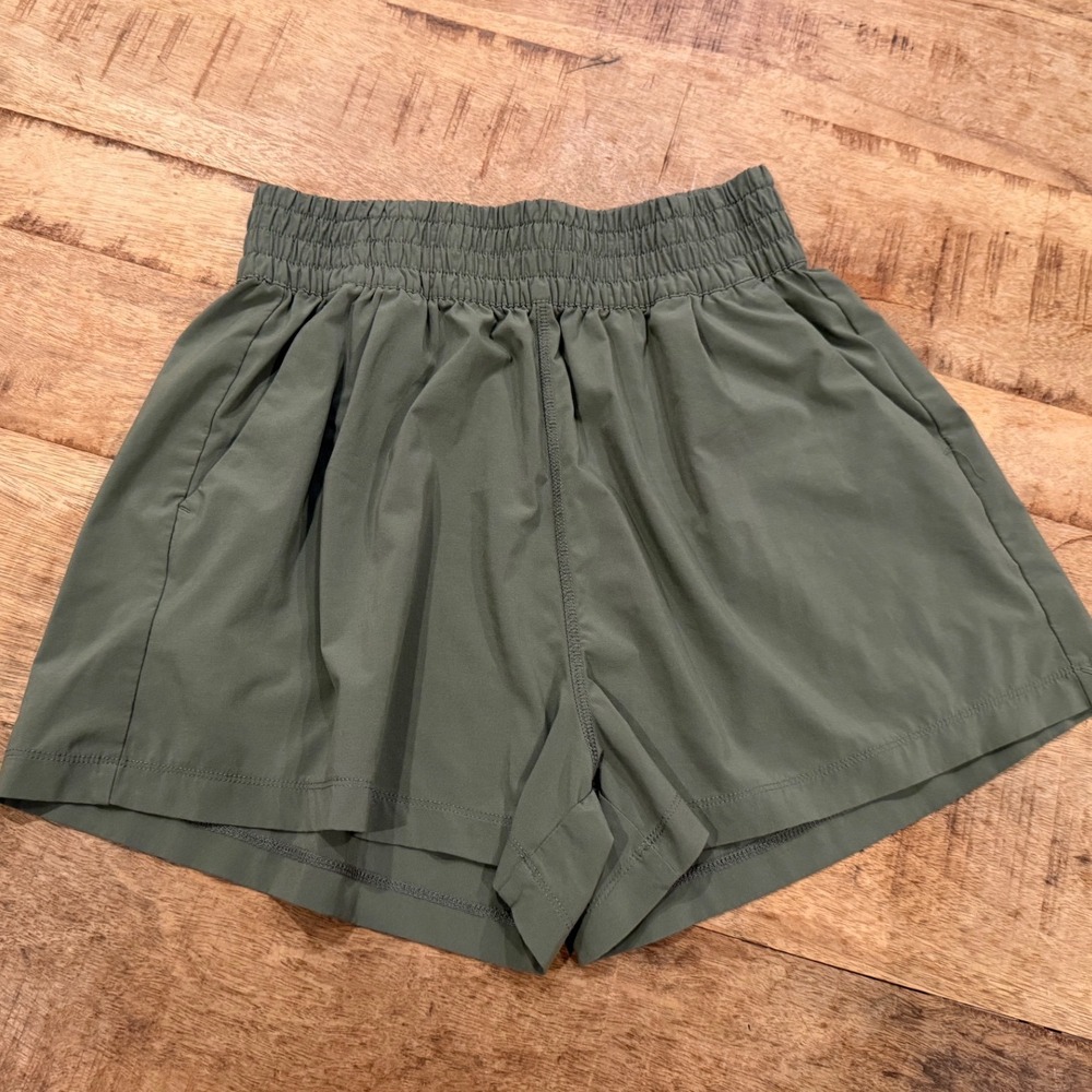 Vuori Shorts Womens Small Green Smocked Waist Athletic Running Pockets